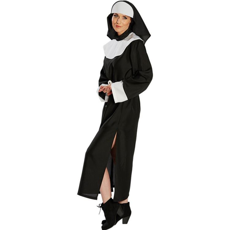 Frau im Nonnenkostüm bestehend aus einem schwarzen Kleid, einer Haube und weißem Gürtel seitlich von Vorne.