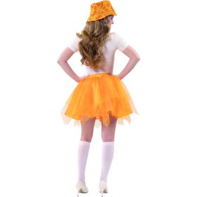 Frau steht frontal und präsentiert den leuchtend orangefarbenen Tüllrock und den Hut.