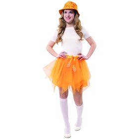 Frau steht frontal und präsentiert den leuchtend orangefarbenen Tüllrock und den Hut.