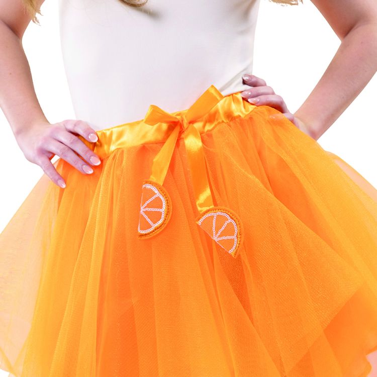 Sekt Kostüm Aperetive Orange Tüllrock und Hut für Damen Frau steht frontal und präsentiert den leuchtend orangefarbenen Tüllrock und den Hut.