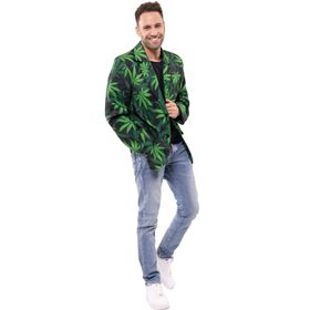Mann trägt ein schwarzes Sakko mit grünem Hanfblatt-Allover-Print, lässig kombiniert mit Jeans und T-Shirt.