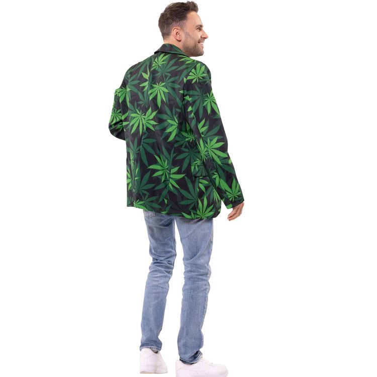 Mann trägt ein schwarzes Sakko mit grünem Hanfblatt-Allover-Print, lässig kombiniert mit Jeans und T-Shirt.