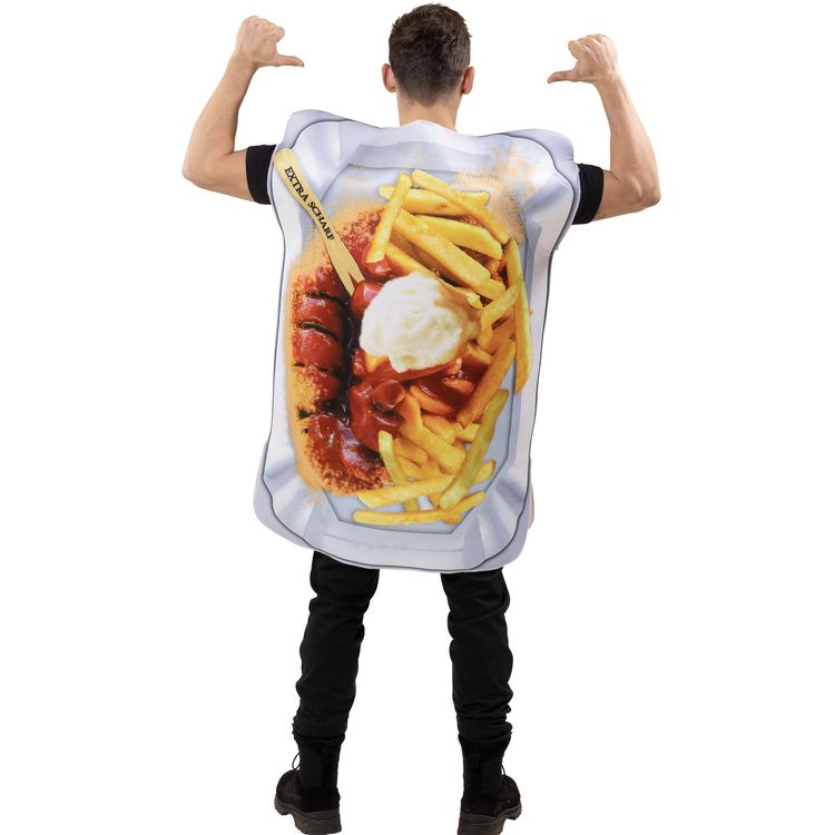 Ein Mann trägt ein Currywurst-Kostüm mit Pommes und Mayo-Aufdruck und posiert lachend mit beiden Armen angewinkelt.