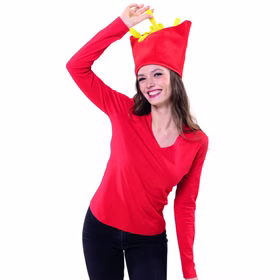 Frau mit rotem Oberteil und Pommes-Mütze tanzt fröhlich und lacht.