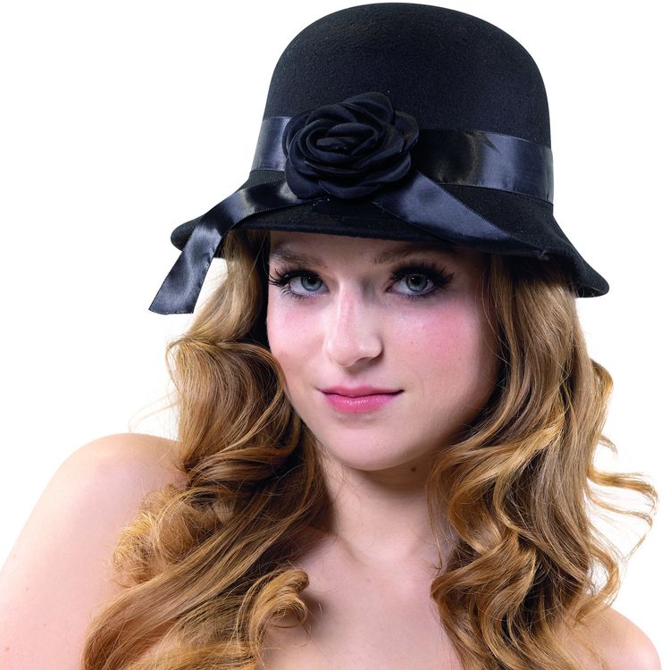Charleston Hut 20er Jahre Mütze mit schwarzer Blüte für Damen Frau lächelt und trägt den Charleston-Hut mit schwarzem Satinband und Blüte.