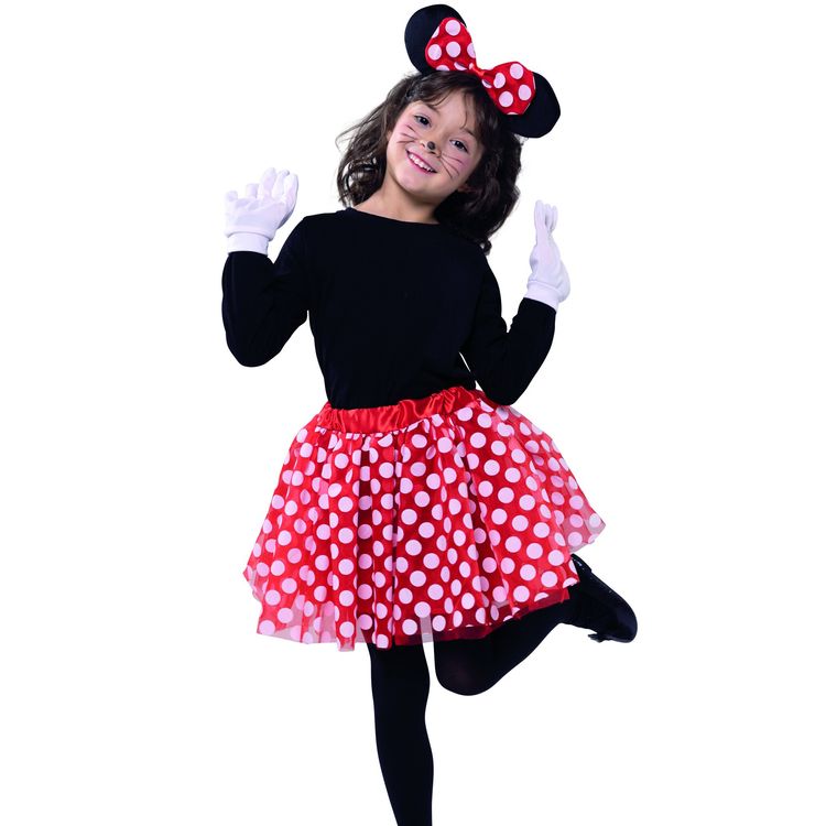 Kind zeigt das Maus-Kostüm in typischer Mimik mit Nase und Haarreif.