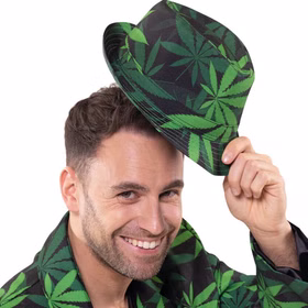 Hanf Hut Fedora Cannabis Grün Schwarz für Erwachsene Kostüm-Zubehör Fasching Karneval Mottoparty Festival-Outfit Ein Mann mit Hanf-Sakko hebt lächelnd seinen grünen Fedora-Hut mit Hanfblattmuster leicht an.
