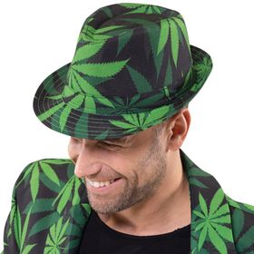 Ein Mann trägt einen Fedora-Hut mit grünem Hanfblattmuster und schaut lachend nach unten.