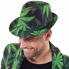 Hanf Hut Fedora Cannabis Grün Schwarz für Erwachsene Kostüm-Zubehör Fasching Karneval Mottoparty Festival-Outfit Ein Mann trägt einen Fedora-Hut mit grünem Hanfblattmuster und schaut lachend nach unten.
