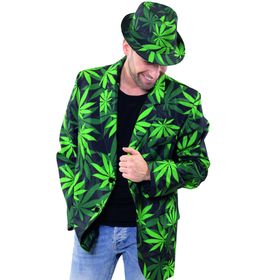 Ein Mann trägt einen Fedora-Hut mit grünem Hanfblattmuster und schaut lachend nach unten.
