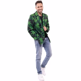 Hanf Kostüm Hanfblatt Cannabis Sakko & Hut für Herren Gr. 50-56 Fasching Karneval JGA Mottoparty Ganzkörperansicht eines Mannes im Hanfblatt-Sakko mit schwarzem Shirt und Jeans, weißer Hintergrund.