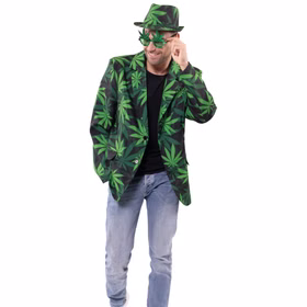 Hanf Kostüm Hanfblatt Cannabis Sakko & Hut für Herren Gr. 50-56 Fasching Karneval JGA Mottoparty Mann im grünen Hanf-Kostüm trägt zusätzlich eine grüne Spaßbrille und greift an den Hut, weißer Hintergrund.