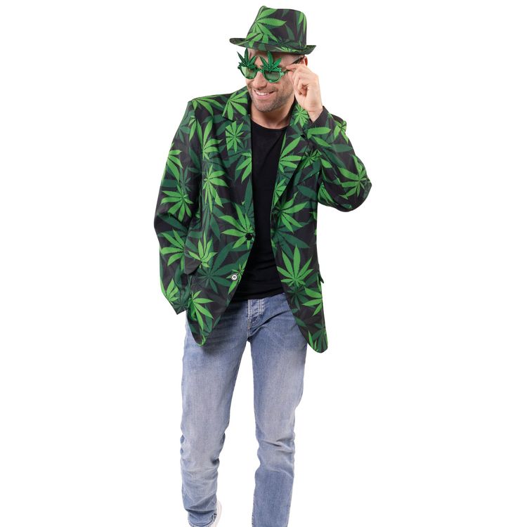Mann trägt grünes Hanf-Kostüm mit Sakko und Hut, beide mit schwarzem Hanfblatt-Allover-Print, freigestellt vor weißem Hintergrund.