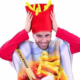 Currywurst Kostüm Extra Scharf mit Pommes-Mütze für Erwachsene Fast Food Einheitsgröße Fasching Karneval Mottoparty Paar- und Gruppenkostüme Nahaufnahme des Kopfs: Der Mann setzt lachend die rote Pommes-Mütze mit gelben Pommes auf.