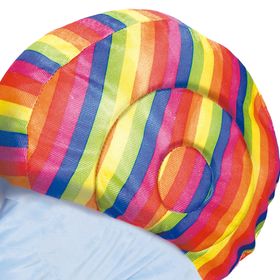 Kleinkind im hellblauen Schnecken Kostüm mit Regenbogen-Schneckenhaus und Kapuze mit Fühlern.