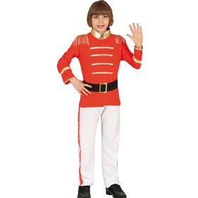 Kind in roter Uniformjacke mit goldenen Verzierungen, weißer Hose und schwarzem Gürtel im Nussknacker-Kostüm.
