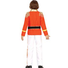 Kind in roter Uniformjacke mit goldenen Verzierungen, weißer Hose und schwarzem Gürtel im Nussknacker-Kostüm.