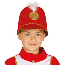 Zwei Kinder tragen rote Nussknacker-Hüte mit goldenen Verzierungen und weißer Feder.