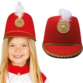 Zwei Kinder tragen rote Nussknacker-Hüte mit goldenen Verzierungen und weißer Feder.