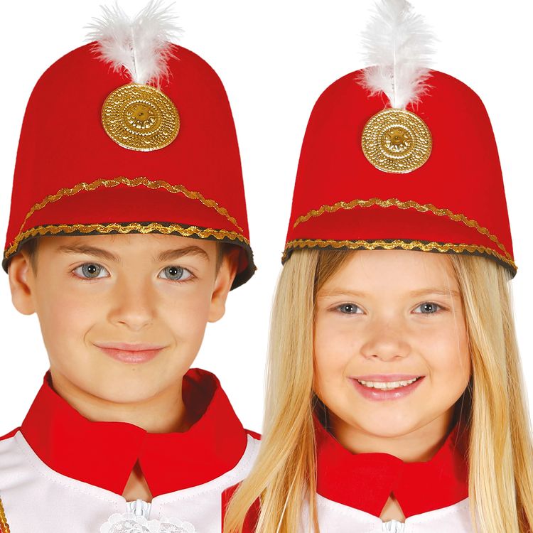 Zwei Kinder tragen rote Nussknacker-Hüte mit goldenen Verzierungen und weißer Feder.