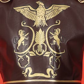 Detailaufnahme der goldenen Adler- und Löwenverzierungen auf der Brust.