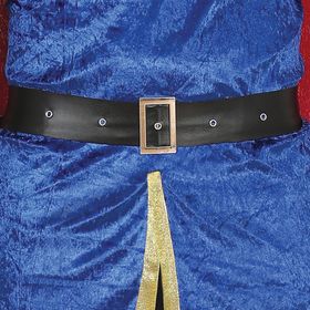 Mann im Königskostüm „Ritter Löwenherz“ mit Schwert, Umhang und Krone.