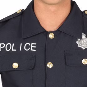 Polizei Kostüm Schwarz Polizist Stefan Uniform für Herren Gr. M-L Beruf Fasching Karneval Mottoparty Detailaufnahme der Brustpartie mit „POLICE“-Schriftzug und Abzeichen.