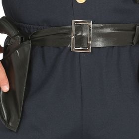 Mann in schwarzer Polizeiuniform mit Mütze und Gürtel.