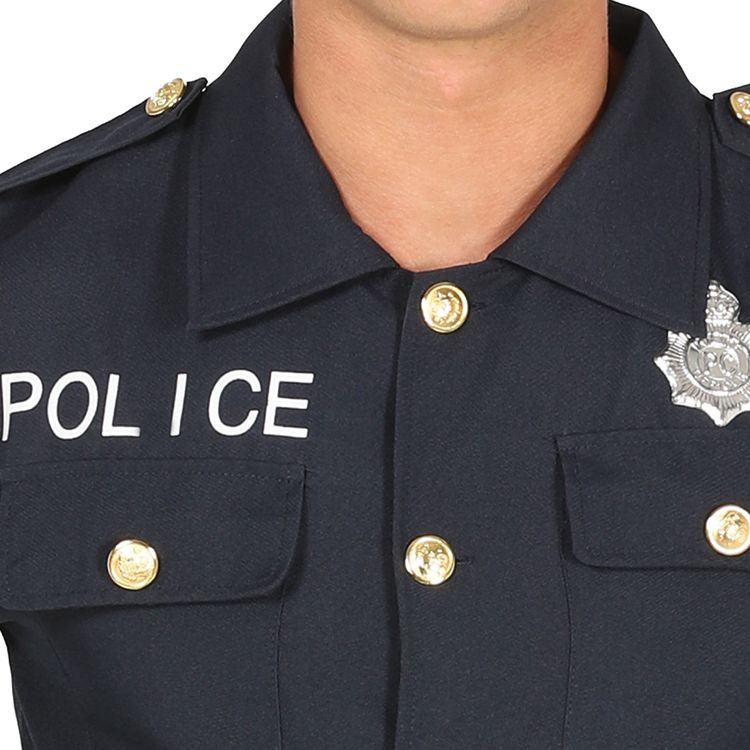 Mann in schwarzer Polizeiuniform mit Mütze und Gürtel.