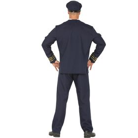 Mann trägt Piloten Kostüm mit Uniformjacke, Mütze und Krawatte.