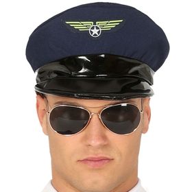 Mann trägt Piloten Kostüm mit Uniformjacke, Mütze und Krawatte.