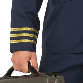 Mann trägt Piloten Kostüm mit Uniformjacke, Mütze und Krawatte.