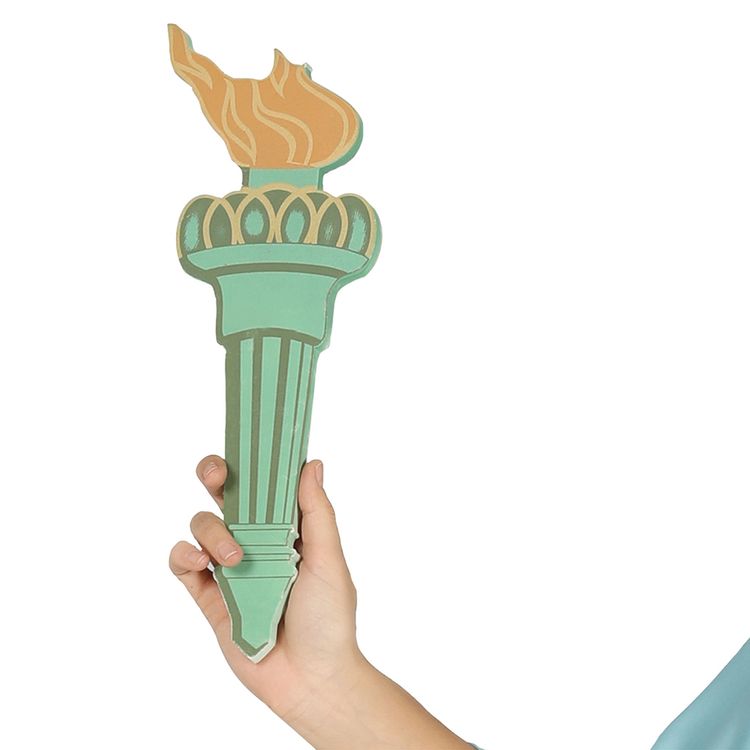 Frau trägt Freiheitstatue Kostüm in Hellblau mit Fackel und Strahlenkranz.