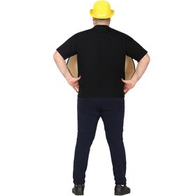 Mann mit Dartscheiben-Kostüm und Bierkrug in der Hand.