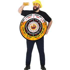 Mann mit Dartscheiben-Kostüm und Bierkrug in der Hand.