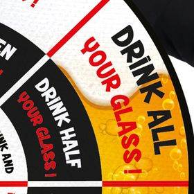 Mann mit Dartscheiben-Kostüm und Bierkrug in der Hand.