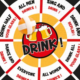 Mann mit Dartscheiben-Kostüm und Bierkrug in der Hand.