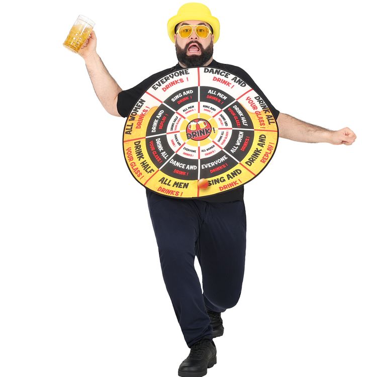 Mann mit Dartscheiben-Kostüm und Bierkrug in der Hand.