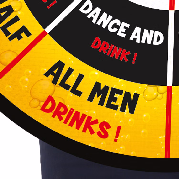Darts Kostüm Bier-Version Dartscheibe mit 2 Bällen für Erwachsene Gr. L Spaßkostüm Fasching Karneval Mottoparty JGA Trinkspiel Detail des Schriftzugs „All Men Drinks!“ auf gelbem Hintergrund.