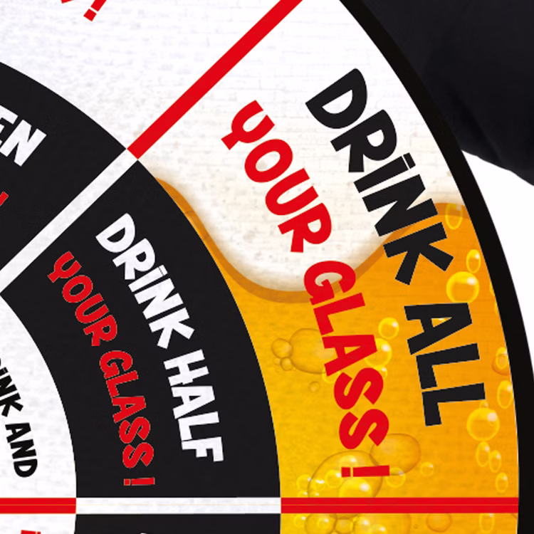 Darts Kostüm Bier-Version Dartscheibe mit 2 Bällen für Erwachsene Gr. L Spaßkostüm Fasching Karneval Mottoparty JGA Trinkspiel Nahaufnahme des Feldes „Drink All Your Glass!“ mit Schaumblasen.