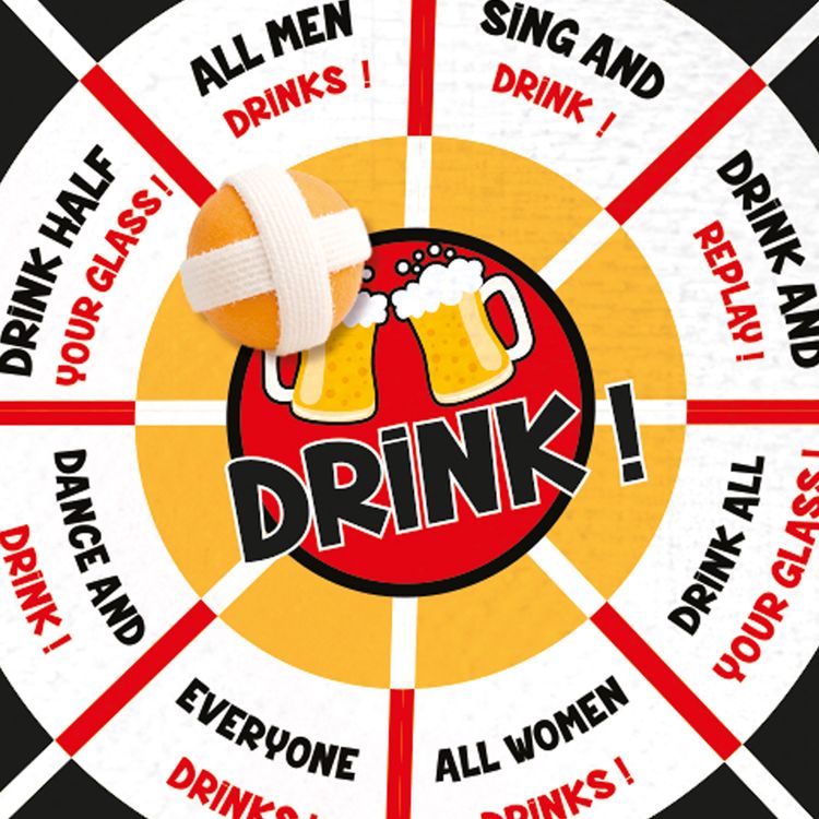 Mann mit Dartscheiben-Kostüm und Bierkrug in der Hand.