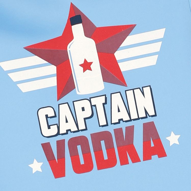 Vodka Kostüm Captain Vodka Flasche für Herren Mann trägt hellblaues Vodka Kostüm „Captain Vodka“ mit Shotglas in der Hand.