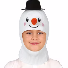 Kind trägt weiße Schneemann-Mütze mit Karottennase und schwarzem Hut.