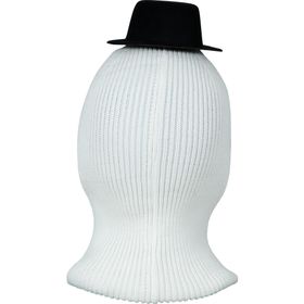 Kind trägt weiße Schneemann-Mütze mit Karottennase und schwarzem Hut.