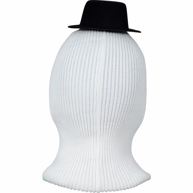 Schneemann Mütze Frosty mit Gesicht Wintermütze Weiß für Kinder Einheitsgröße Kostüm-Zubehör Weihnachten Geschenkidee Winter Fasching Karneval Mottoparty Rückansicht der weißen Strickmütze mit schwarzem Hut.