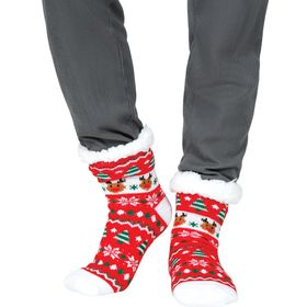 Rote Weihnachtssocken mit Rentier- und Tannenbaum-Motiv an den Füßen getragen.