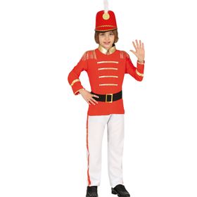 Kind trägt rotes Nussknacker-Kostüm mit goldenen Verzierungen und weißer Hose.