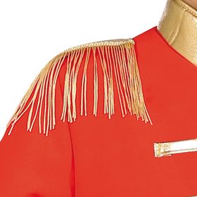 Kind trägt rotes Nussknacker-Kostüm mit goldenen Verzierungen und weißer Hose.