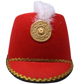 Kind trägt rotes Nussknacker-Kostüm mit goldenen Verzierungen und weißer Hose.