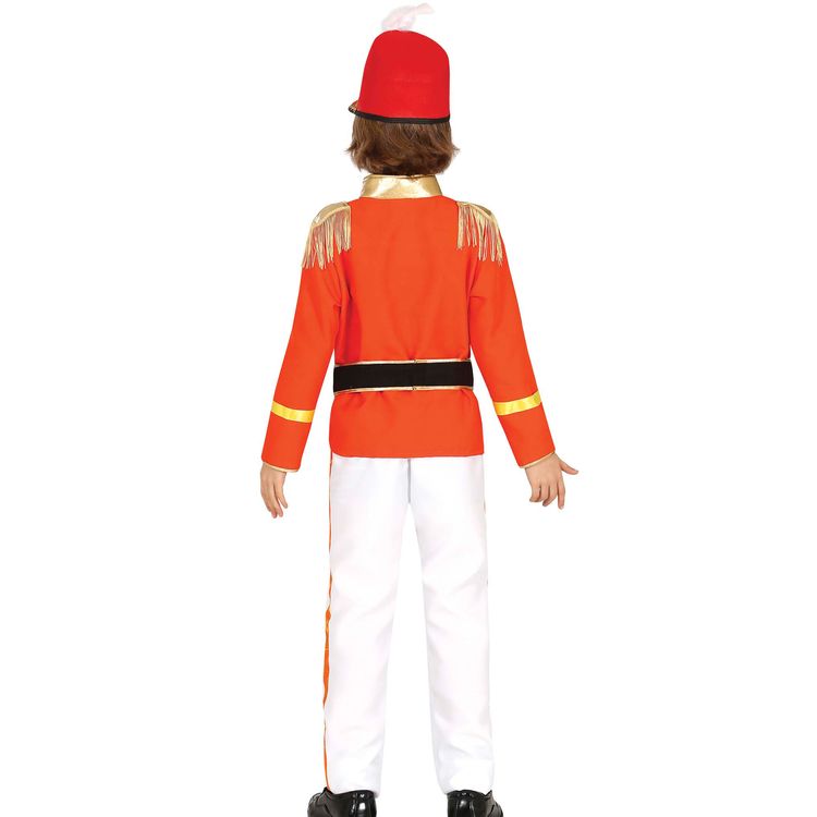 Kind trägt rotes Nussknacker-Kostüm mit goldenen Verzierungen und weißer Hose.